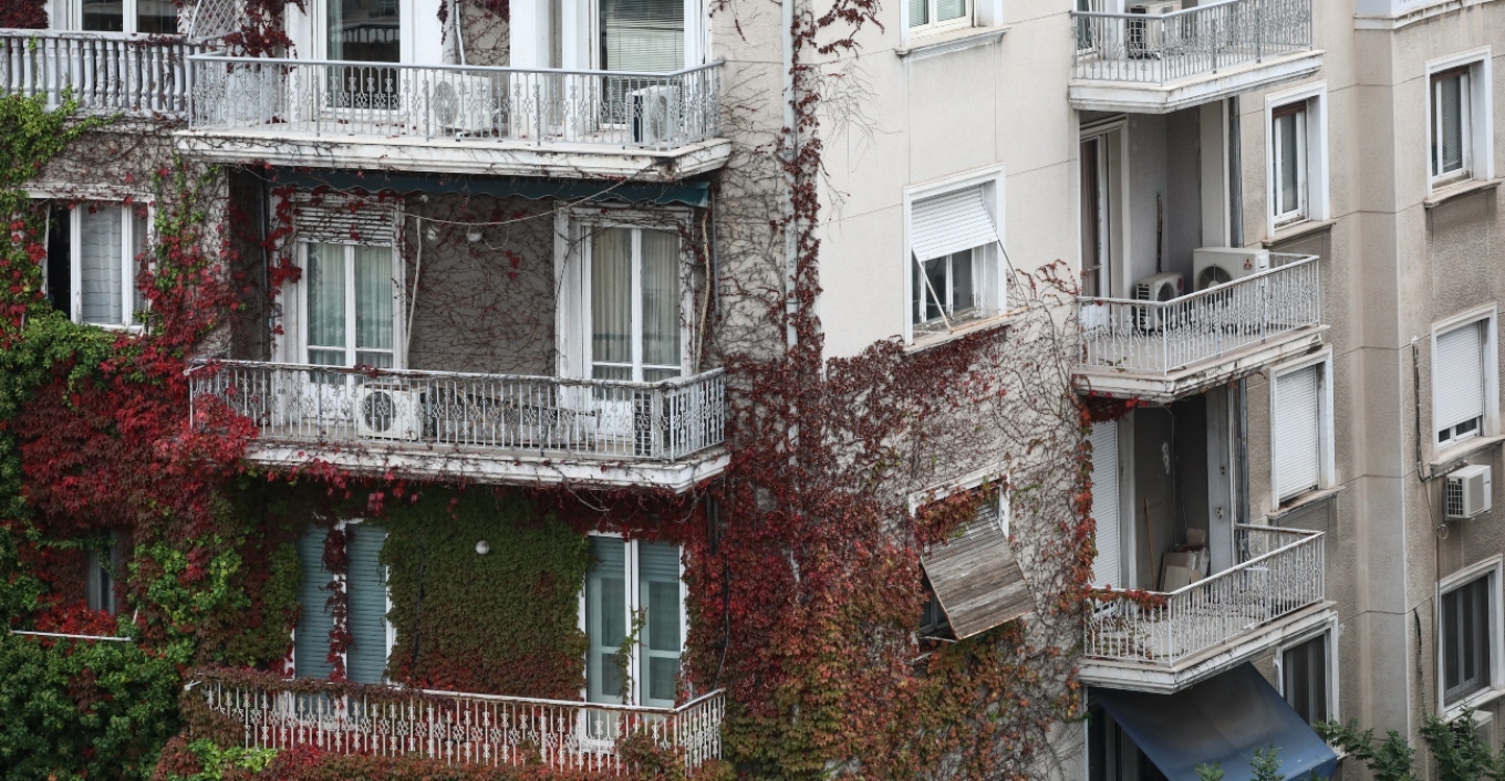 Επιστρέφουν οι θυρωροί στις πολυκατοικίες - Οι νέοι κάνουν... ουρές