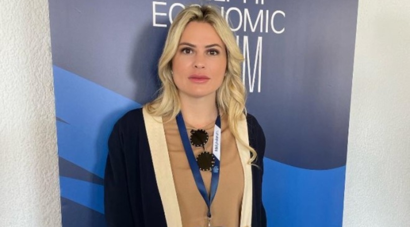 Ταυτοποιήθηκε ο ένας δράστης για τον εκβιασμό με ψεύτικες γυμνές φωτογραφίες της αντιδημάρχου Βάρης-Βούλας-Βουλιαγμένης