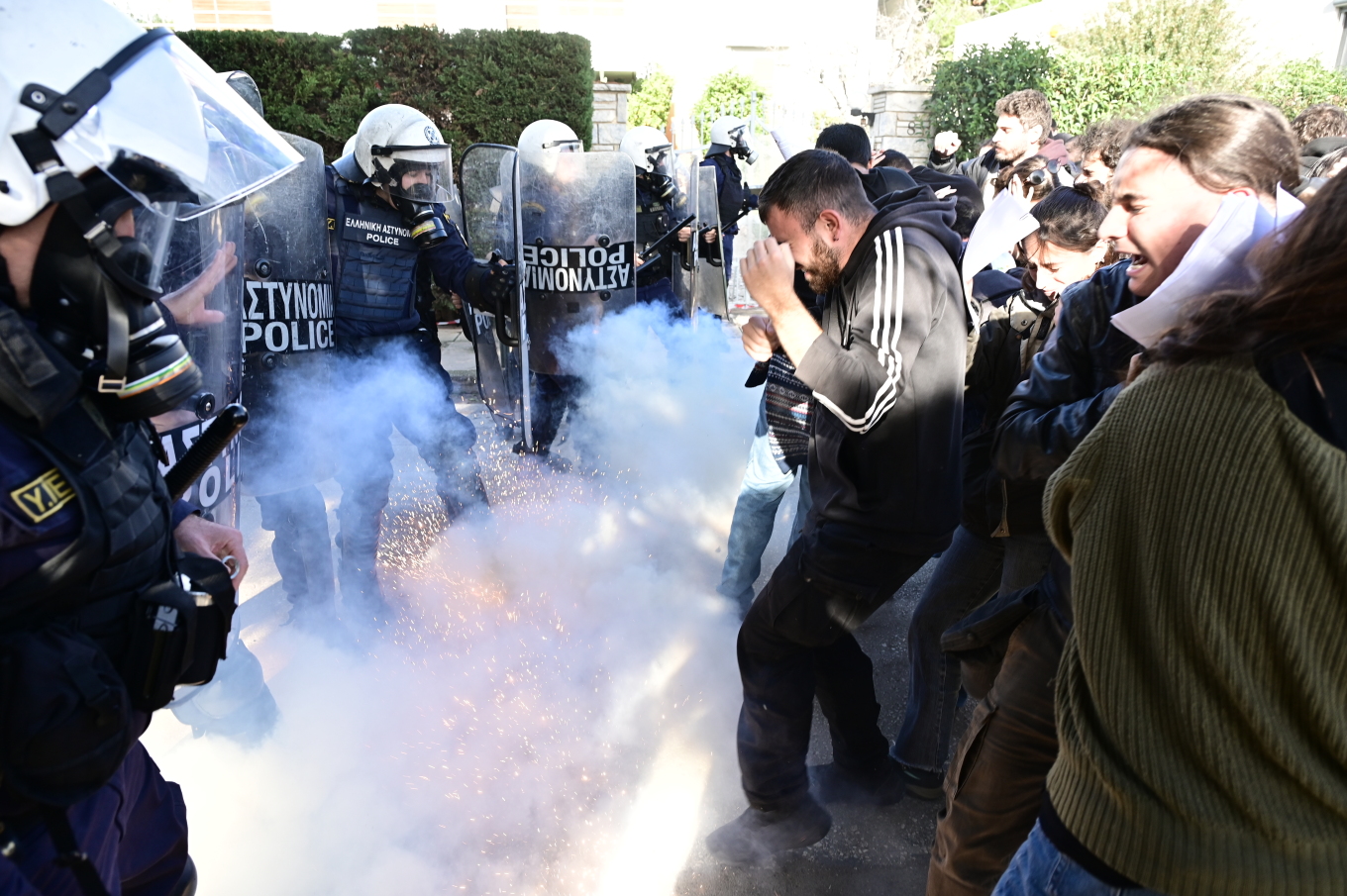 Επεισόδια και χημικά στη Σύνοδο των Πρυτάνεων στο Καβούρι - Φοιτητές διαμαρτύρονται για τα ιδιωτικά πανεπιστήμια
