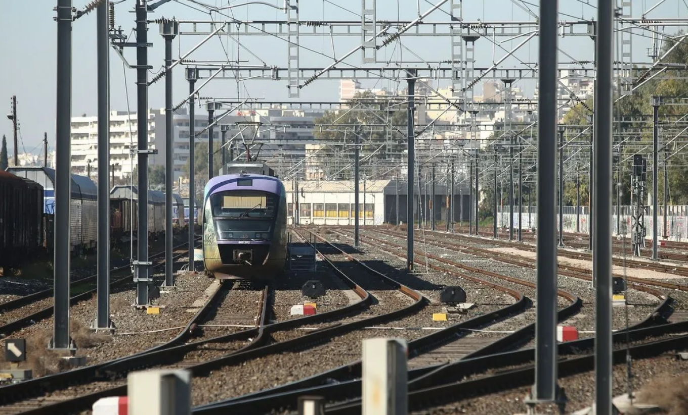 Η ανακοίνωση του ΟΣΕ για το περιστατικό με τρένο του Προαστιακού: «Δεν υπήρξε αντίθετη κίνηση συρμού»