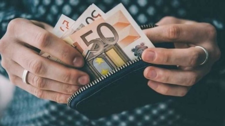 Τι αλλάζει για όσους βγουν στη σύνταξη από το 2025 και μετά - Δύο τρόποι για τον καθορισμό των αποδοχών τους