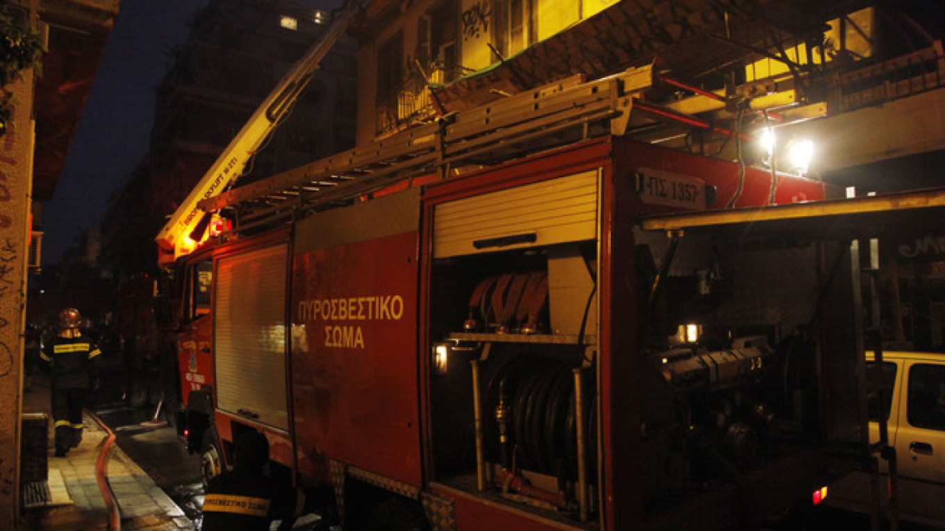 Χωρίς τις αισθήσεις του ανασύρθηκε 40χρονος μετά από πυρκαγιά σε κτίριο στο Ιλιον