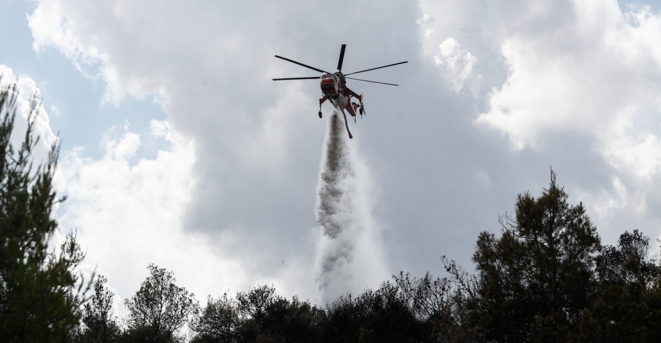 Δύο πυρκαγιές μέσα σε λίγα λεπτά, σε απόσταση 500 μέτρων, στο Μαρκόπουλο Αττικής