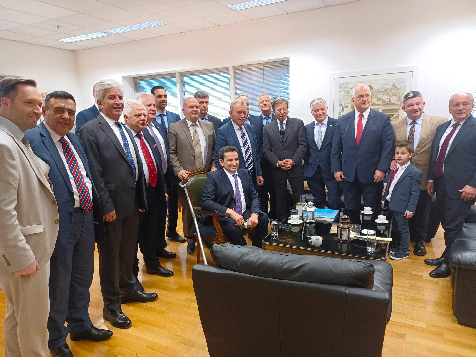 Φωτορεπορτάζ  από την άφιξη του Αγίου Φωτός(Βουλευτών, περιφερειάρχη, δημάρχων)