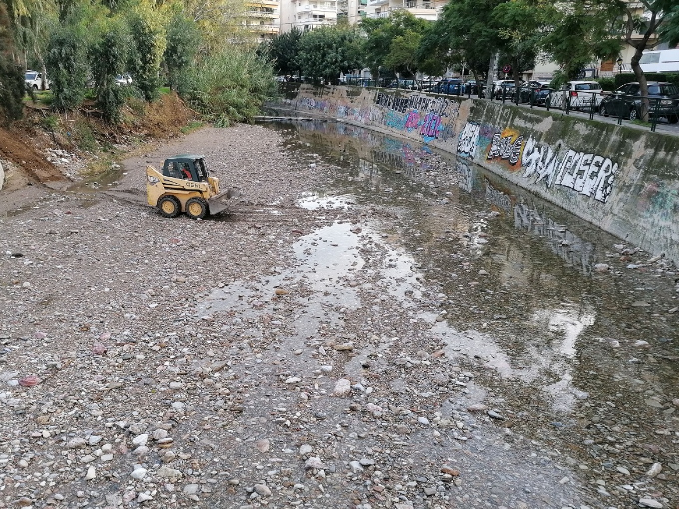 Προληπτικοί έλεγχοι από συνεργεία της Περιφέρεια Αττικής σε ρέματα ενόψει της επιδείνωσης του καιρού