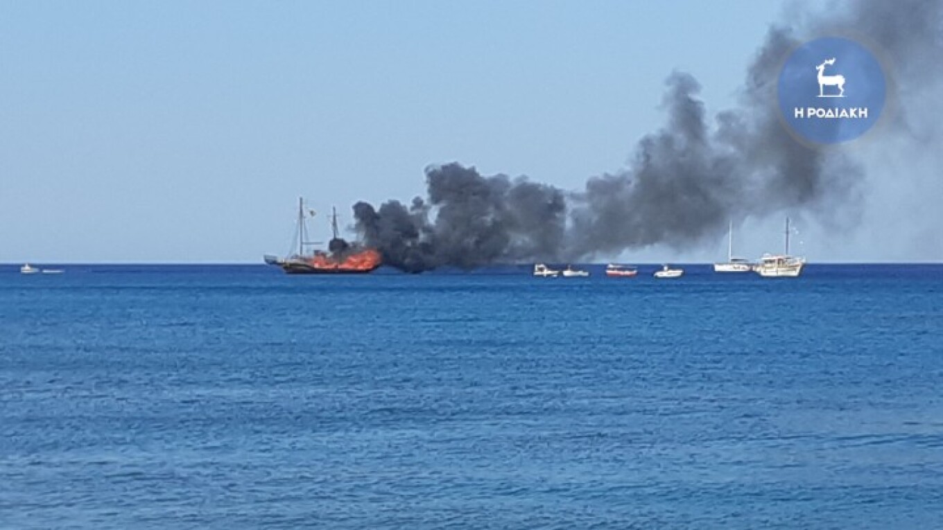 Φωτιά σε τουριστικό πλοιάριο  - Aπομακρύνθηκαν όλοι οι επιβάτες (βίντεο)