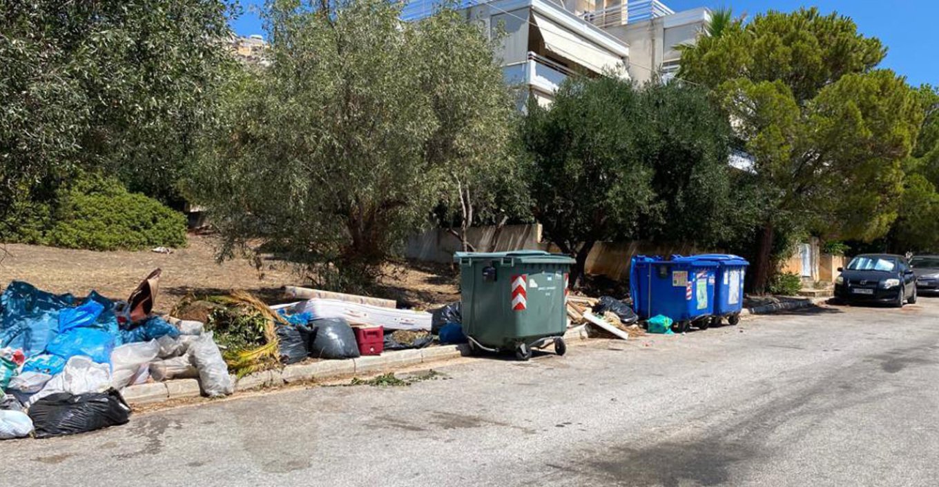 «Βουνά» από σκουπίδια στη Σαρωνίδα 20 ημέρες μετά τη μεγάλη φωτιά - Δείτε φωτογραφίες