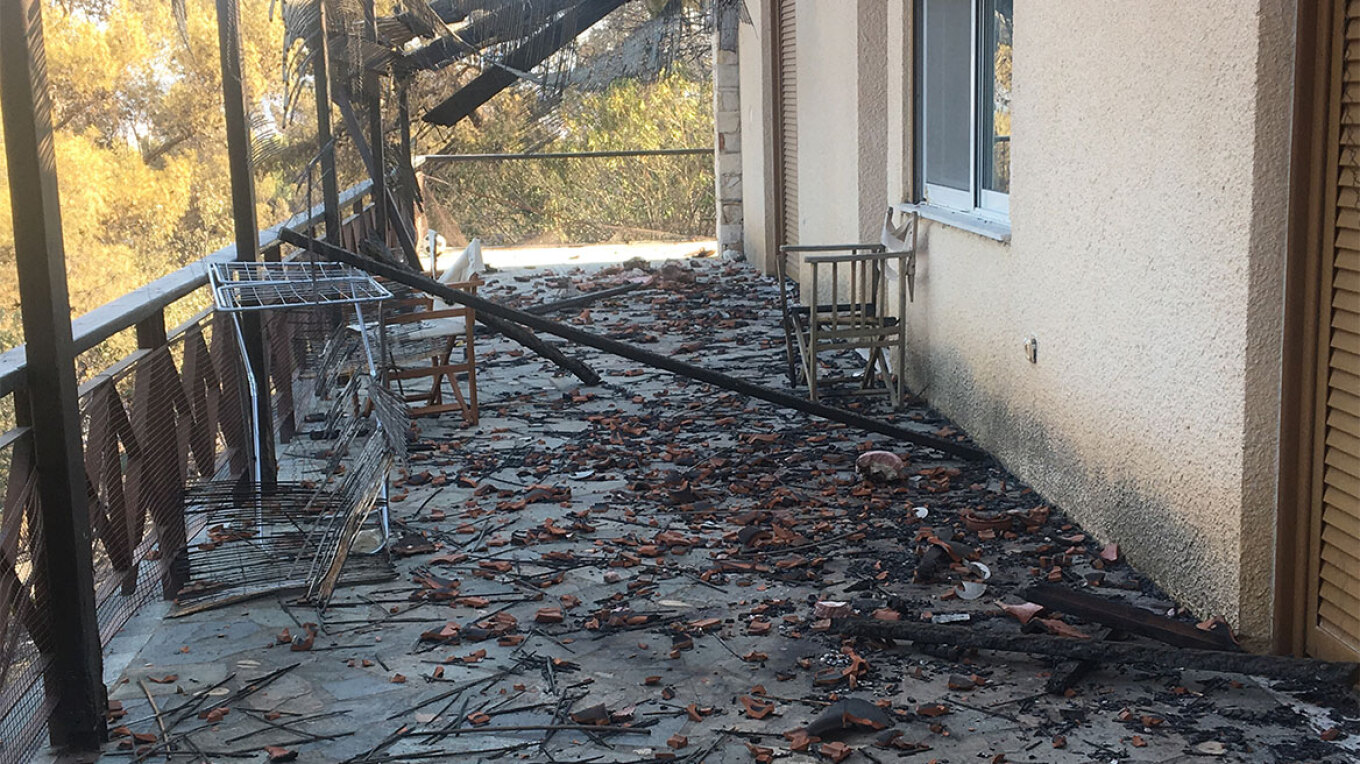 Εικόνες καταστροφής από τη φωτιά στη Σαρωνίδα – Δείτε βίντεο και φωτογραφίες
