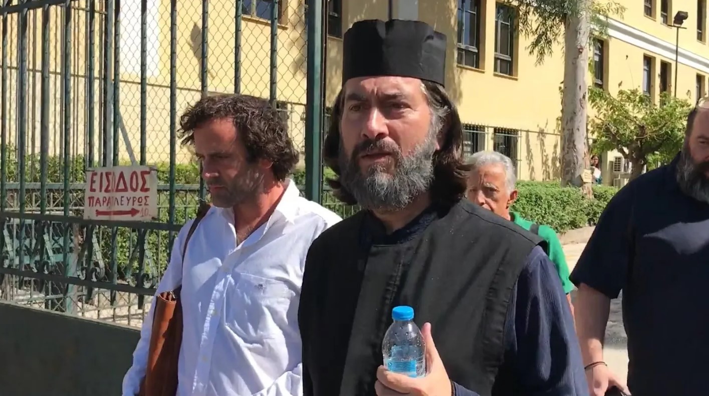 Δίκη Κιβωτού: Η αλλαγή στην εικόνα του Πατέρα Αντώνιου – Η στιγμή που βγαίνει από τα δικαστήρια - «Πολύ ωραία, δόξα τω Θεώ» (Video)