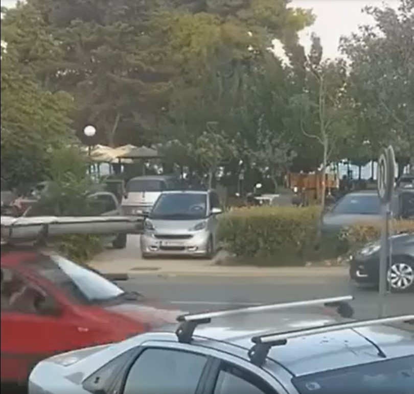 Κλέφτης παραβιάζει αμάξι στη Βάρκιζα μέσα σε χρόνο ρεκόρ! -  Τί έσωσε την ιδιοκτήτρια- ΒΙΝΤΕΟ