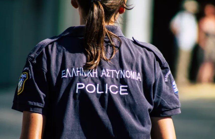 14χρονη μαθήτρια κατήγγειλε επίθεση από 20 άτομα στη Γλυφάδα - Συνελήφθησαν δύο ανήλικες