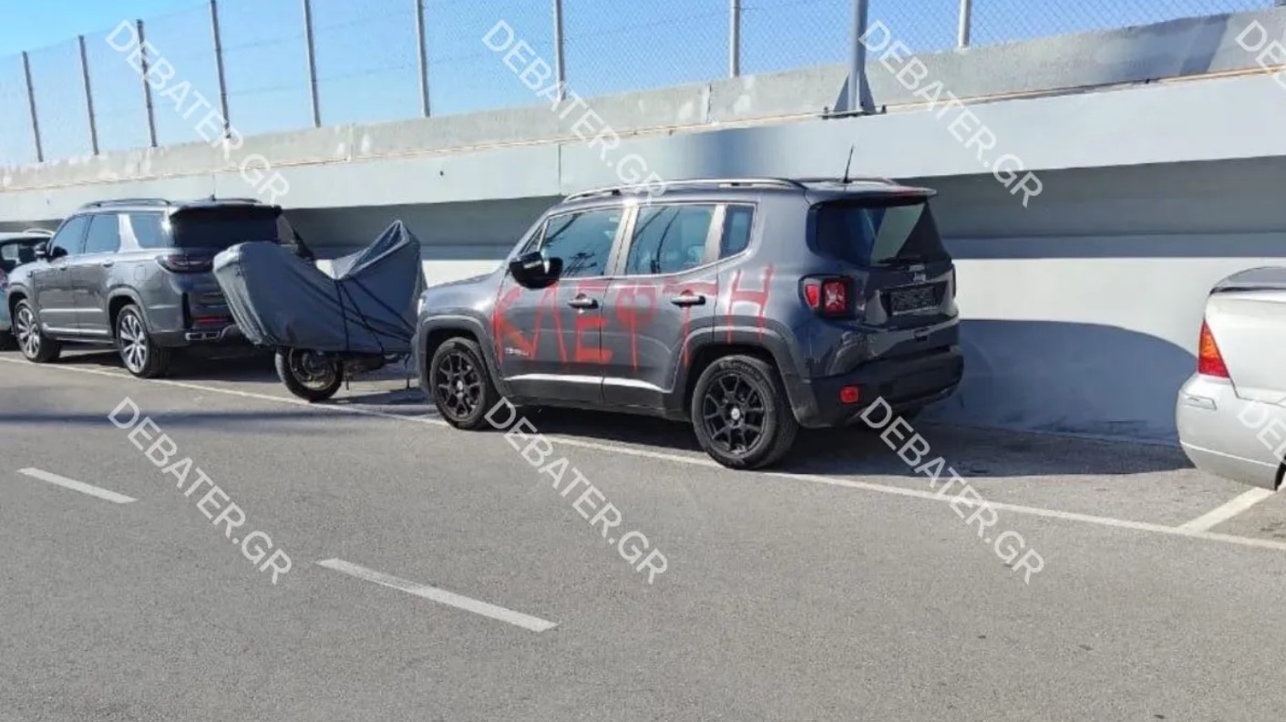 Έκαναν γκράφιτι στο αυτοκίνητο του αφεντικού τους επειδή τους έκλεβε τα φιλοδωρήματα!