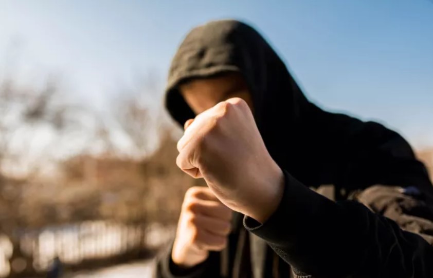 Ανήλικοι έδωσαν «ραντεβού» στη Μεταμόρφωση για να λύσουν τις διαφορές τους: Στο νοσοκομείο ο ένας - Στα κρατητήρια ο άλλος