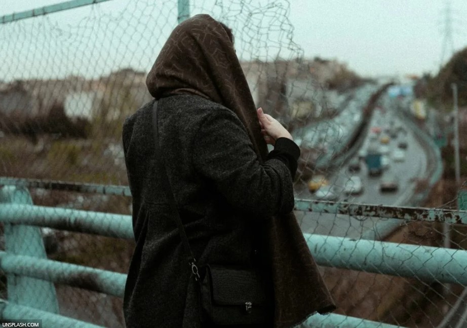 «Στρατιώτες έγδυσαν τη γειτόνισσά μου και άφησαν σκύλο να της επιτεθεί μπροστά στα μάτια των παιδιών της»