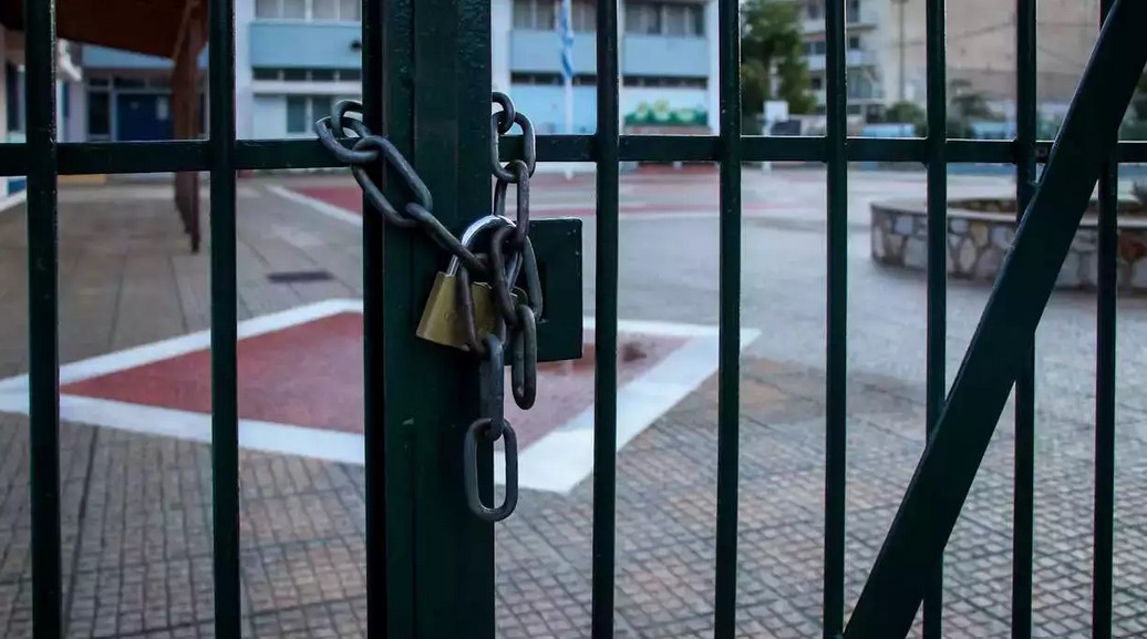 Σκίτσα με ναζιστικές σβάστικες στο Γυμνάσιο Αναβύσσου - Μπούλινγκ και απειλές σε μαθητές καταγγέλλουν γονείς - Τι δηλώνει η Διευθύντρια Μαρία Ράπτη