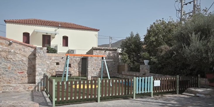Ο Δήμαρχος Σαρωνικού Δημήτρης Παπαχρήστου για τις παιδικές χαρές του δήμου (BINTEO)