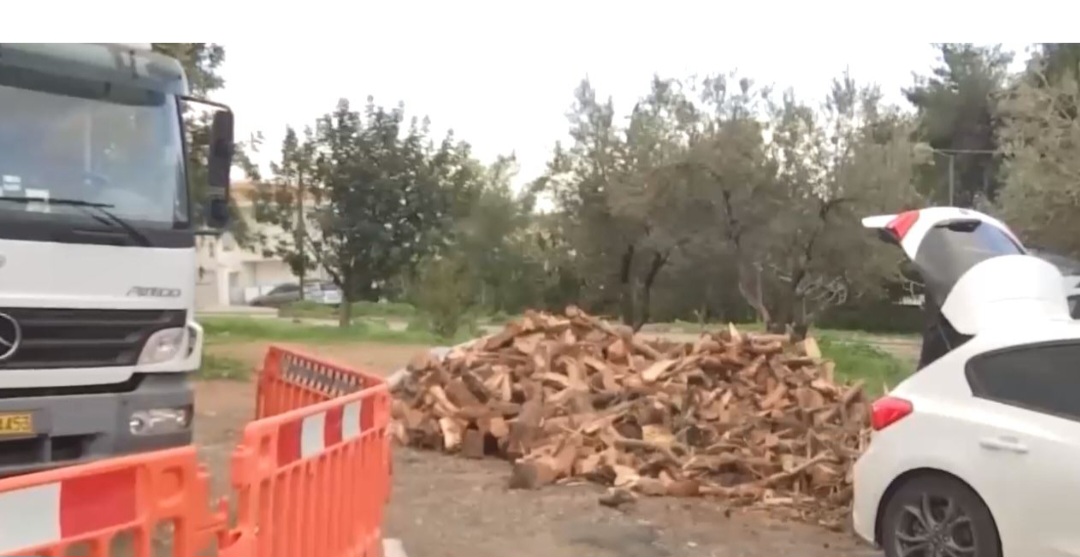 Διανομή καυσόξυλων σε ευπαθείς ομάδες του Δήμου Διονύσου