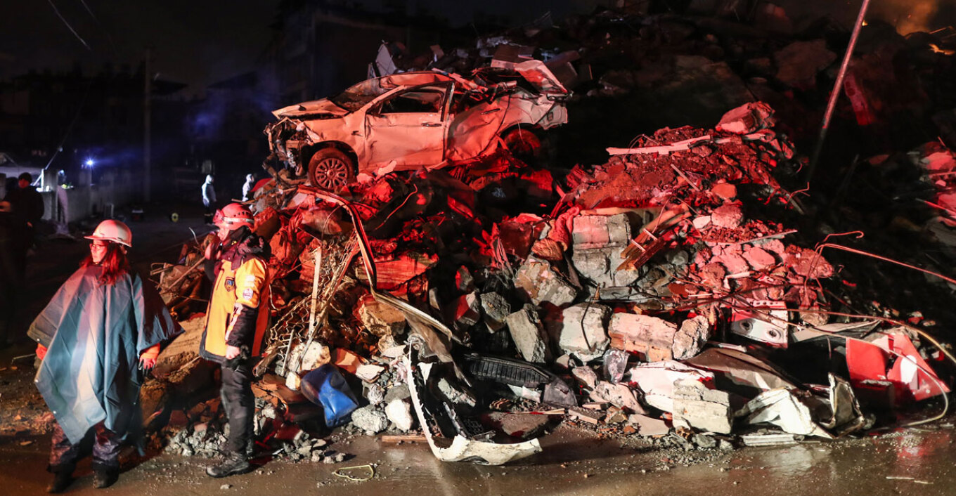 Η Ανατολία θρηνεί: Πάνω από 4.300 οι νεκροί, εκατομμύρια οι άστεγοι μέσα στο κρύο