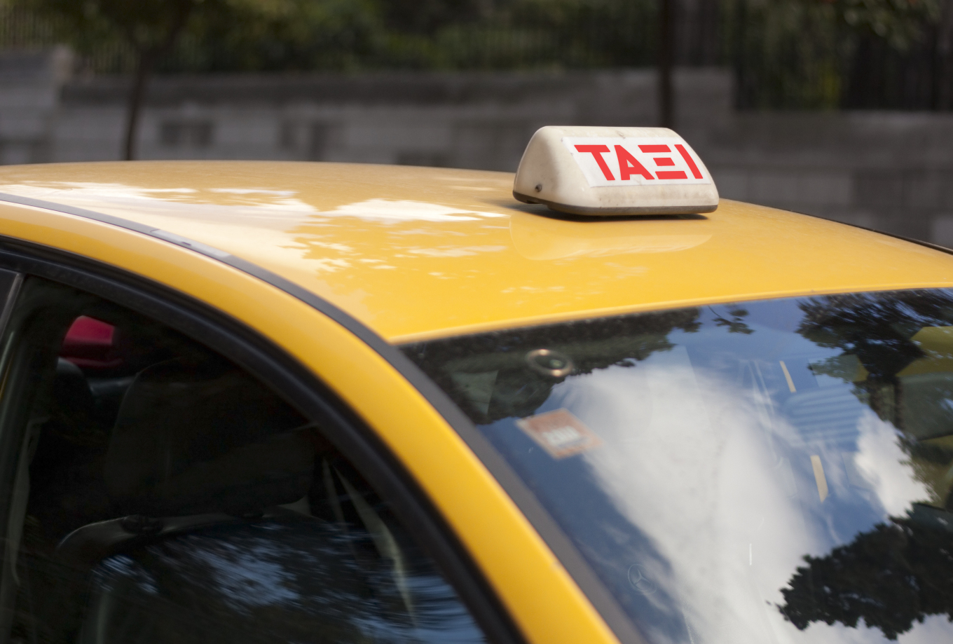 Γάλλοι κατήγγειλαν επίθεση από ταξιτζή στον Πειραιά - Τους πήρε 800 ευρώ και εξαφανίστηκε