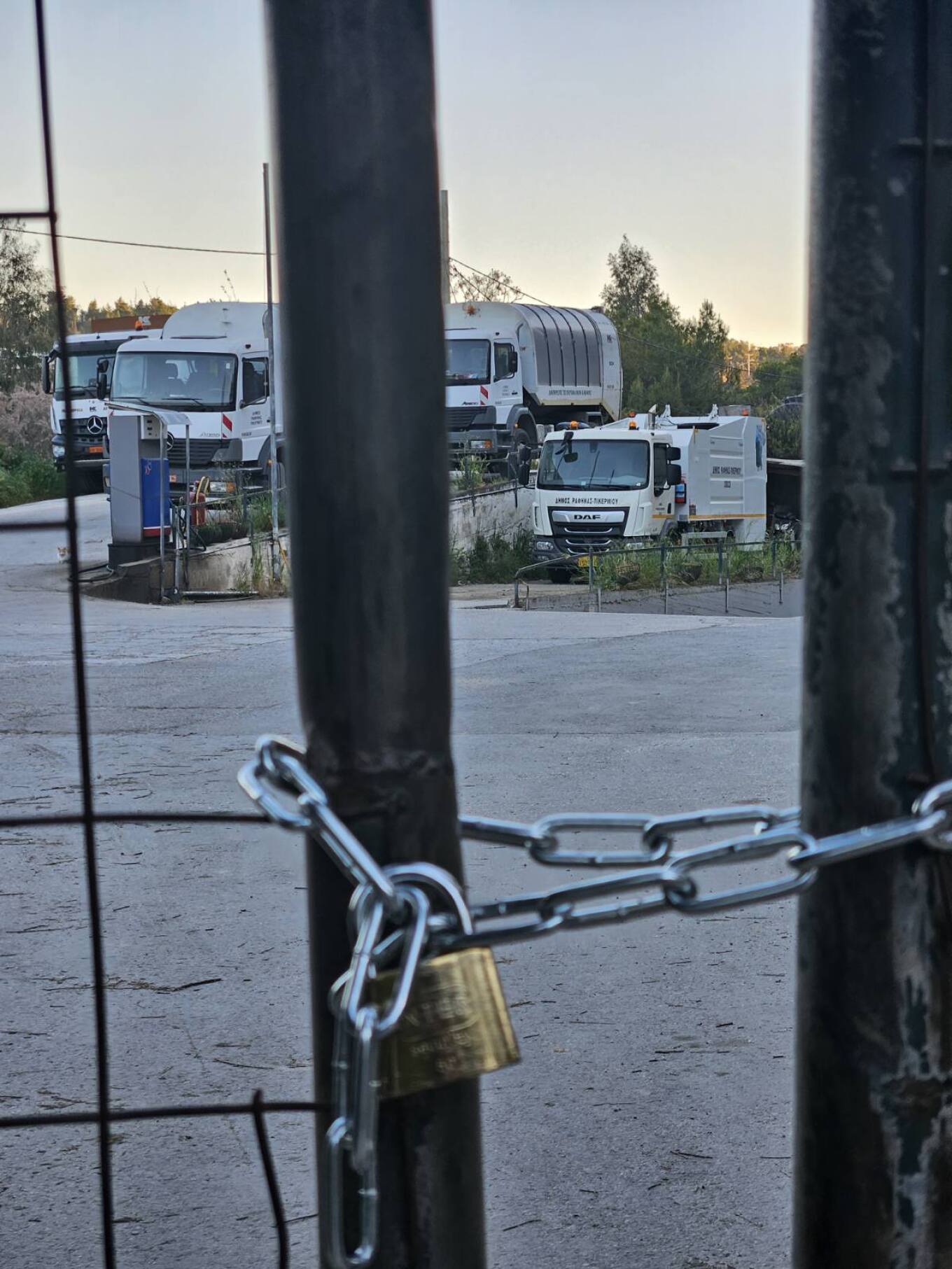 Αποκλεισμένα από ιδιώτη τα απορριμματοφόρα στο Δήμο Ραφήνας Πικερμίου  - Έβαλε λουκέτο