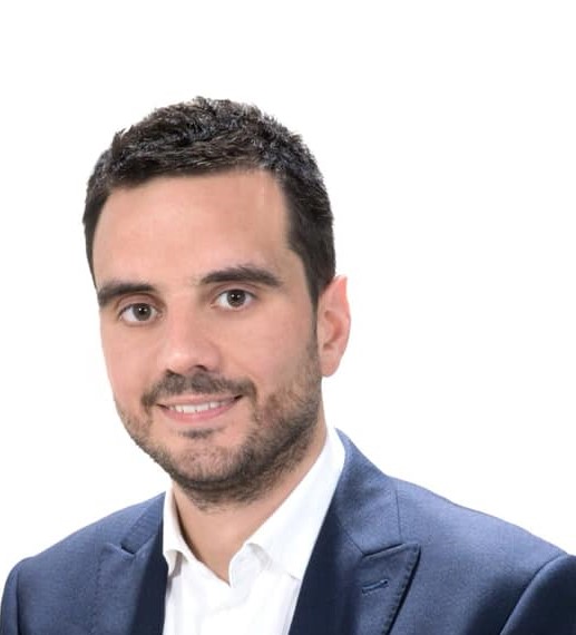 Αντιπολίτευση του... facebook από Σμέρο, που προσπαθεί έτσι να καλύψει την πολιτική του ανυπαρξία