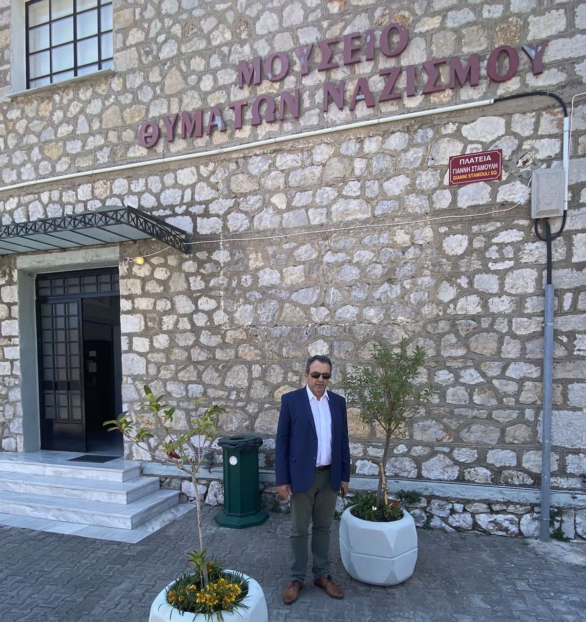 Οταν ο κ. Στίγκας τιμάει τον αντιναζιστικό αγώνα  στην πρόσφατη επίσκεψή του στο Μουσείο Θυμάτων Ναζισμού στο Δίστομο, κάποιοι «κτίζουν» με σαθρά και αίολα επιχειρήματα την απόπειρα πραξικοπήματος κατά του προέδρου των «Σπαρτιατών» 