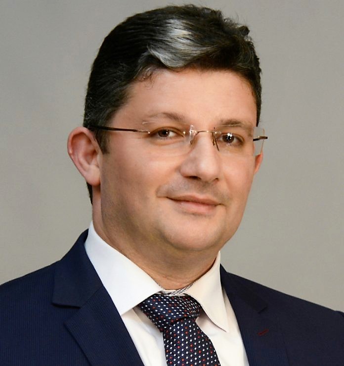 Ο Σπύρος Βρεττός δείχνει ικανός να εκλεγεί από την πρώτη Κυριακή