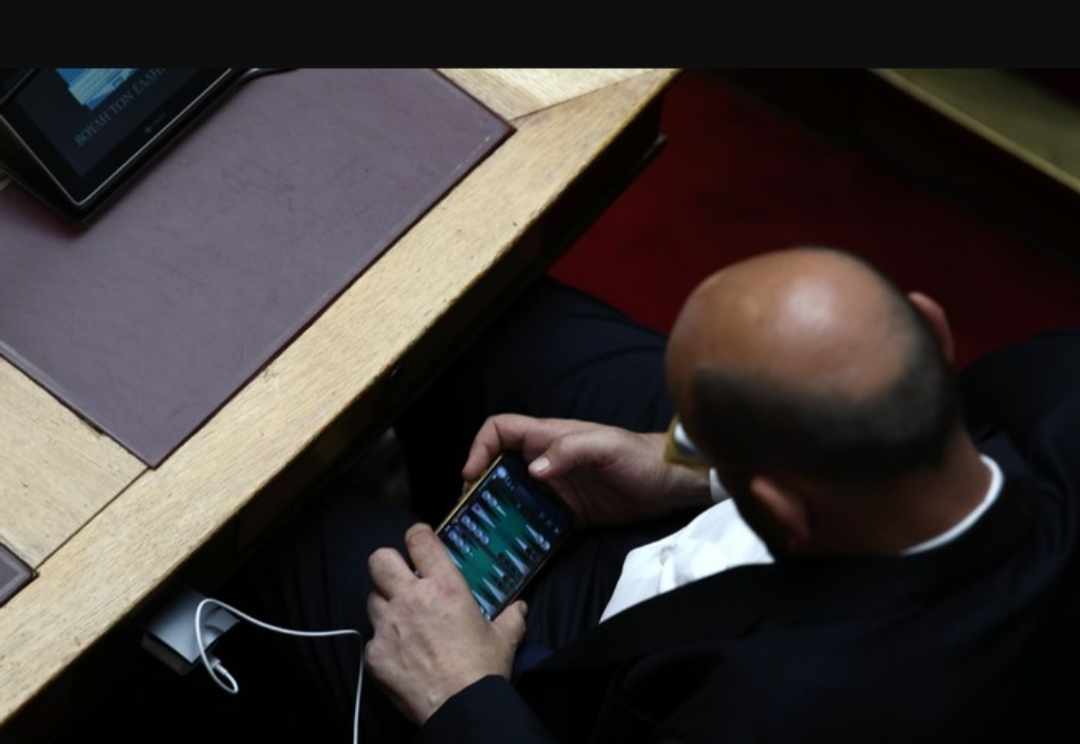 «Κουράστηκαν» από νωρίς....Ξεκίνησαν να «εργάζονται» στην Βουλή: Το διαδικτυακό τάβλι «πάει»… σύννεφο