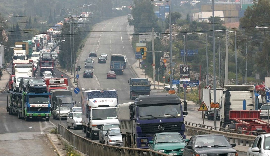 Νταλίκα «κόπηκε» στη μέση στο Σχιστό - Μποτιλιάρισμα και στον Κηφισό