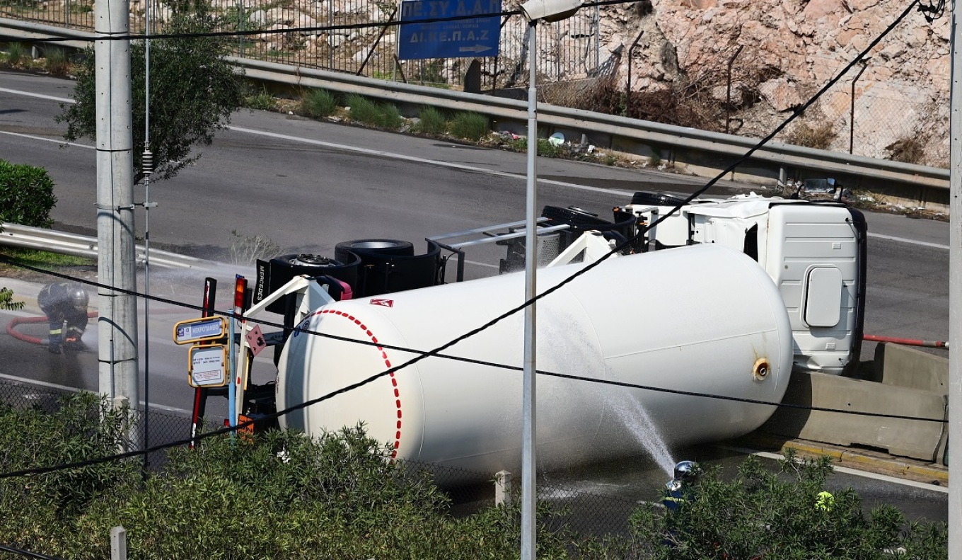 Εκκενώνεται η δομή του Σχιστού μετά την ανατροπή του βυτιοφόρου και τη διαρροή αερίου