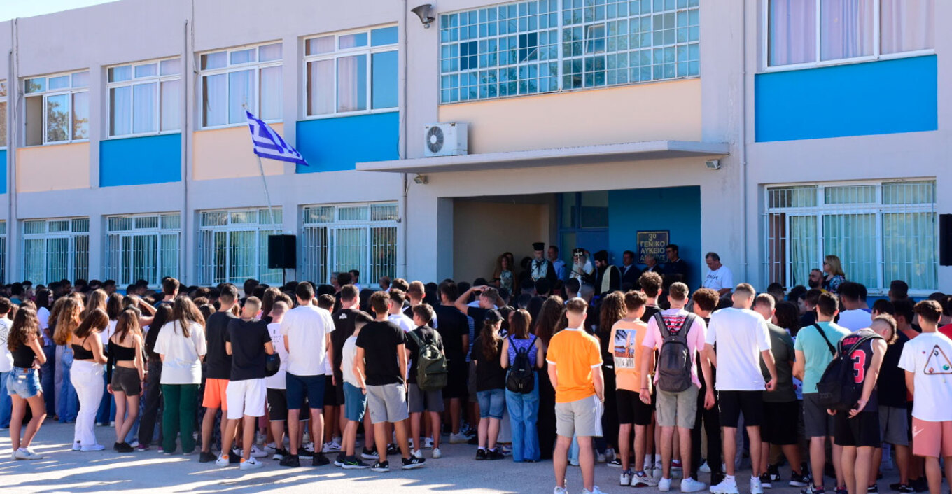 Ξεκινούν αύριο τα σχολεία με κινητά στις τσάντες, αυστηρότερες ποινές και ψηφιακό φροντιστήριο
