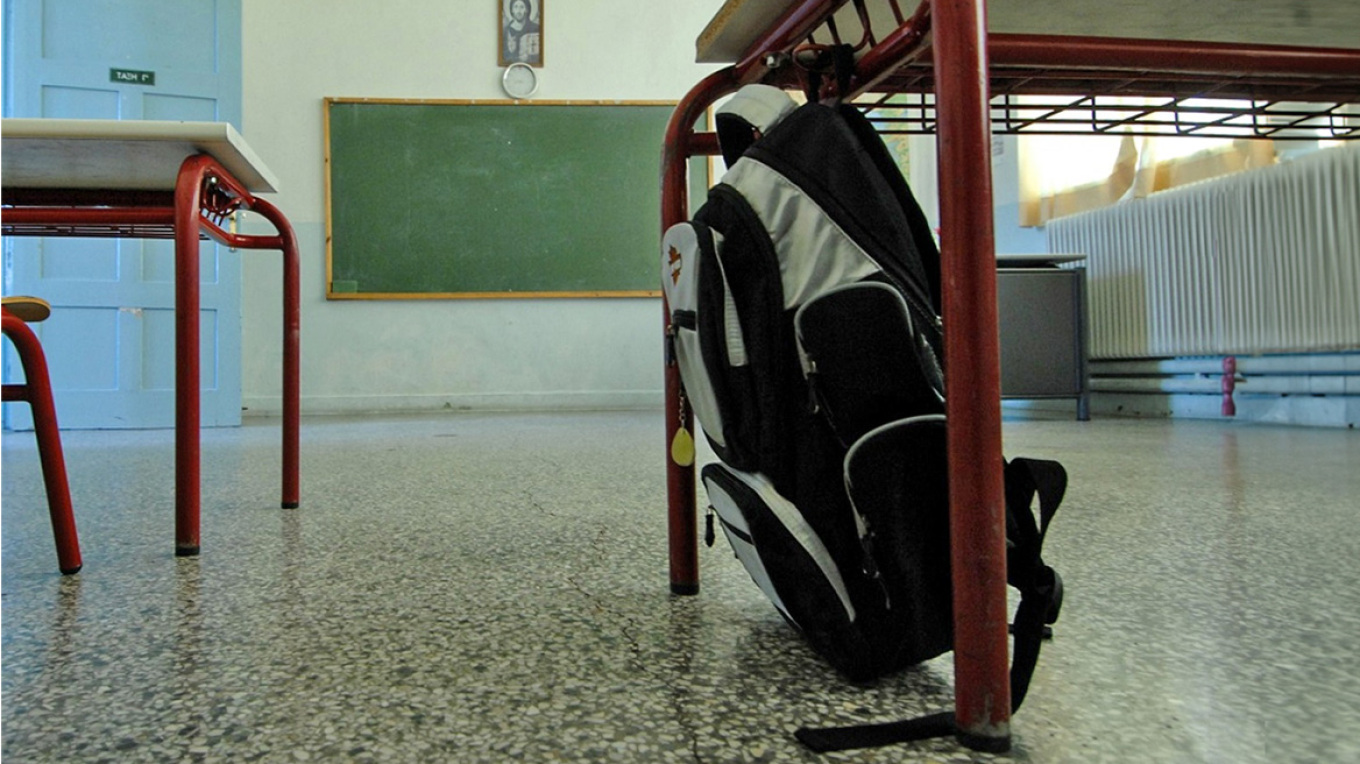 Συνελήφθη μαθητής και ο πατέρας του - Ο 14χρονος είχε κινητό, απείλησε καθηγήτρια πως «θα της σπάσει τα μούτρα»