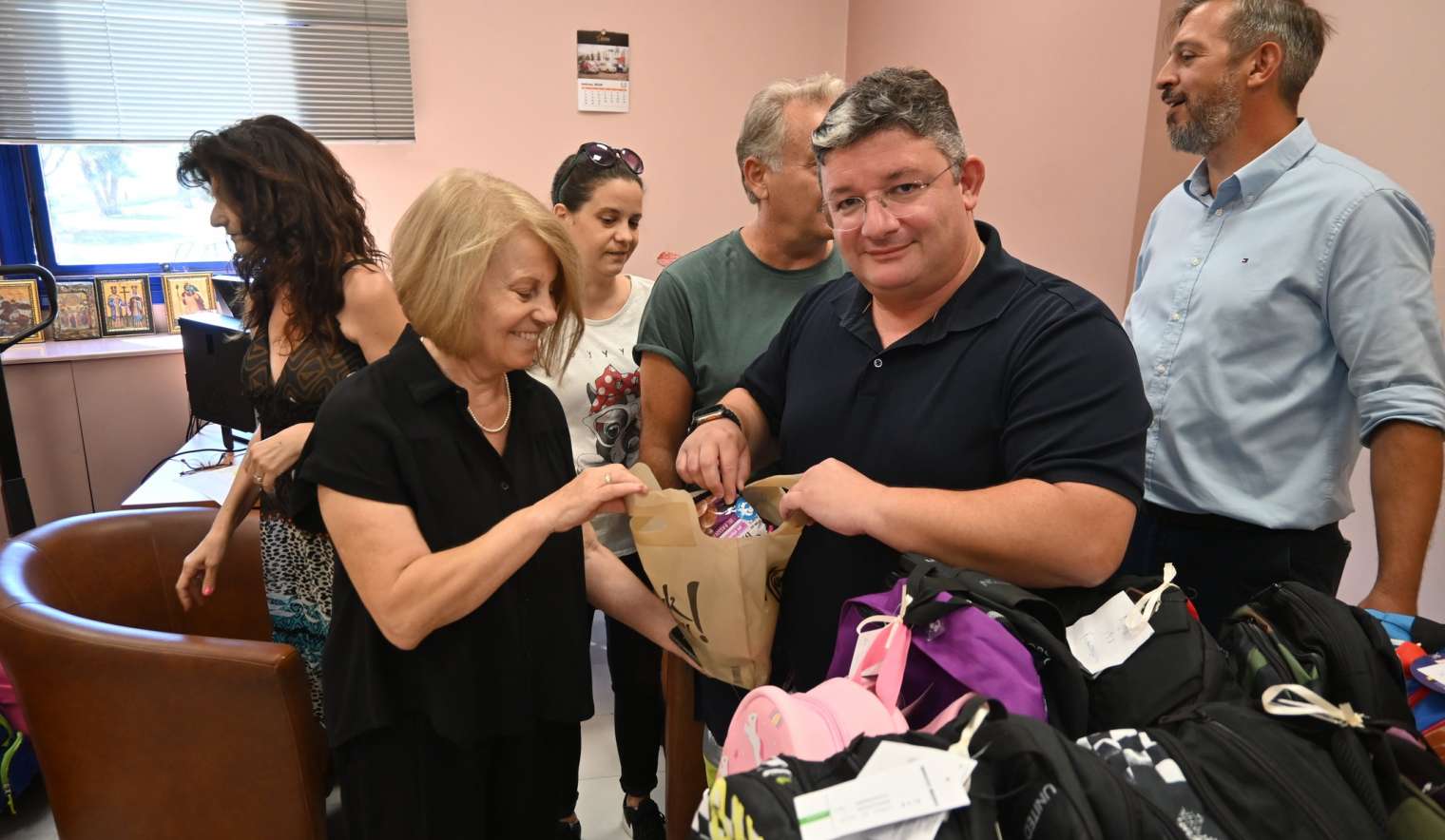 Διανομή σχολικών ειδών σε μαθητές ευάλωτων οικονομικά οικογενειών από τη Διεύθυνση Κοινωνικής Πολιτικής του Δήμου Αχαρνών