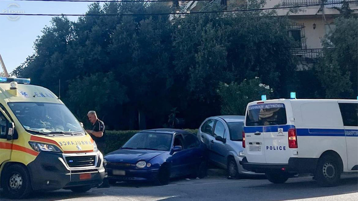 Τροχαίο ατύχημα στη Γλυφάδα: Λεωφορείο συγκρούστηκε με ΙΧ - Τρεις τραυματίες