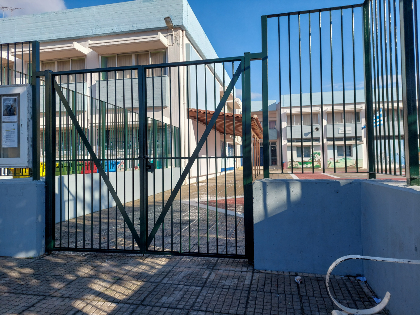 «Το παιδί μου έμεινε 2 ώρες χτυπημένο στο σχολείο» - Αδιαφορία από τους δασκάλους καταγγέλλει η μάνα της 10χρονης στη Νίκαια