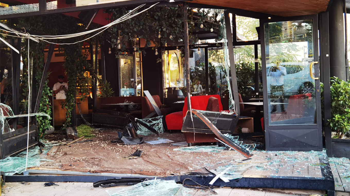 Υπό την επήρεια αλκοόλ ο οδηγός που έπεσε σε τζαμαρία καφετέριας στη Συγγρού