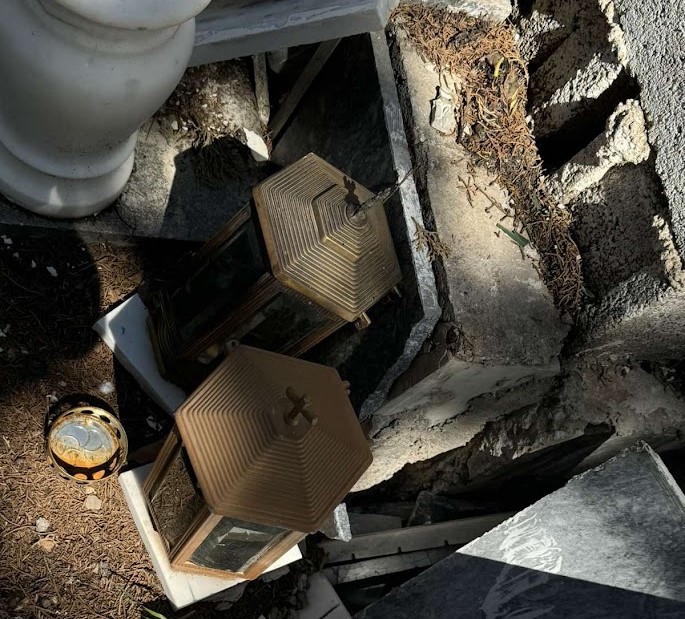 Σύλληψη ιερόσυλων που λεηλατούσαν τάφους σε δημοτικό κοιμητήριο