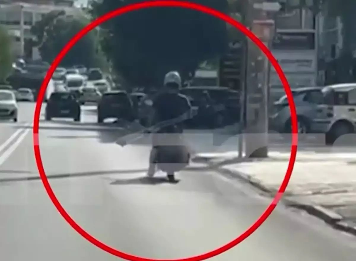Το είδαμε και αυτό! Μοτοσικλετιστής με σπασμένο πόδι, κρατά με το ένα χέρι το τιμόνι και με το άλλο τις πατερίτσες