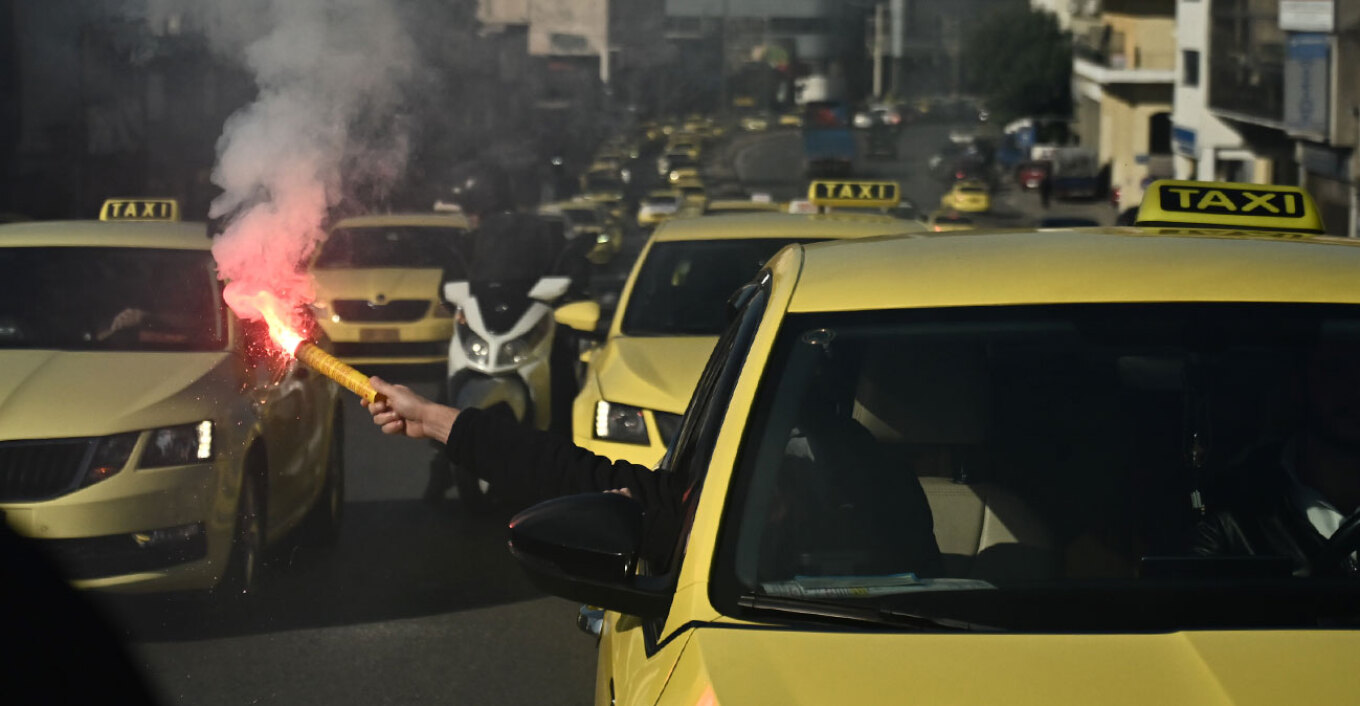 Σηκώνουν χειρόφρενο τα ταξί για τον νέο ΚΟΚ - Πορεία προς το υπουργείο Μεταφορών με κόρνες και καπνογόνα