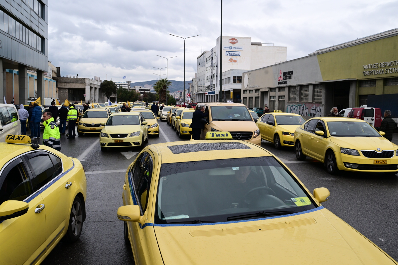 Ταξί: Απεργία την Μεγάλη Τρίτη για τη διέλευση από τις λεωφορειολωρίδες