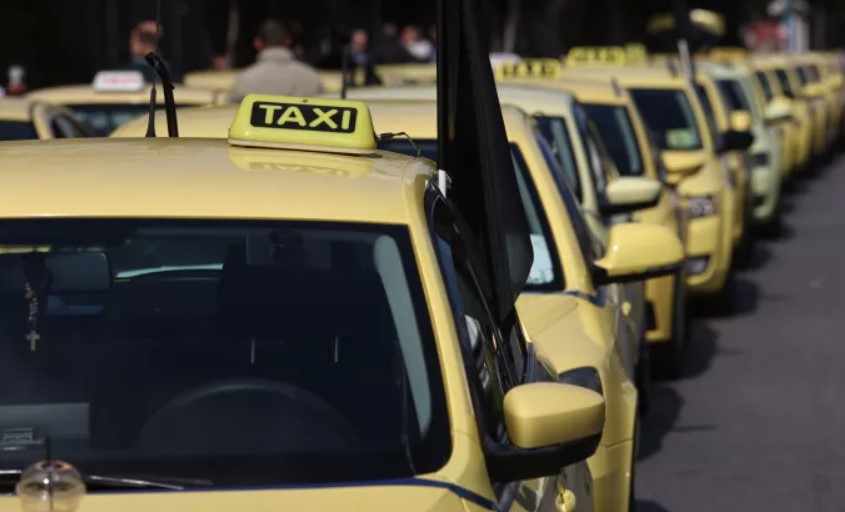 Tαξί: Θέλουν να καθυστερήσουν τους ελέγχους για POS - Θέτουν θέμα ασφαλείας για ένα... αυτοκόλλητο