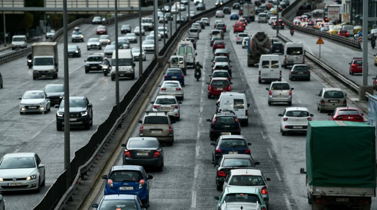 Καραμπόλα έξι οχημάτων στη λεωφόρο Βουλιαγμένης – Μετ' εμποδίων η κυκλοφορία