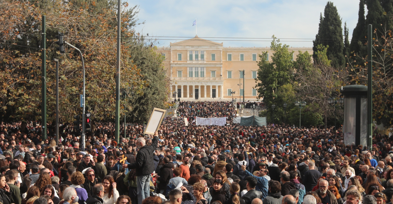 Τέμπη: «Δεν έχω οξυγόνο μαμά» - Ανθρώπινο «ποτάμι» σε όλη την Αθήνα για τις 57 ψυχές