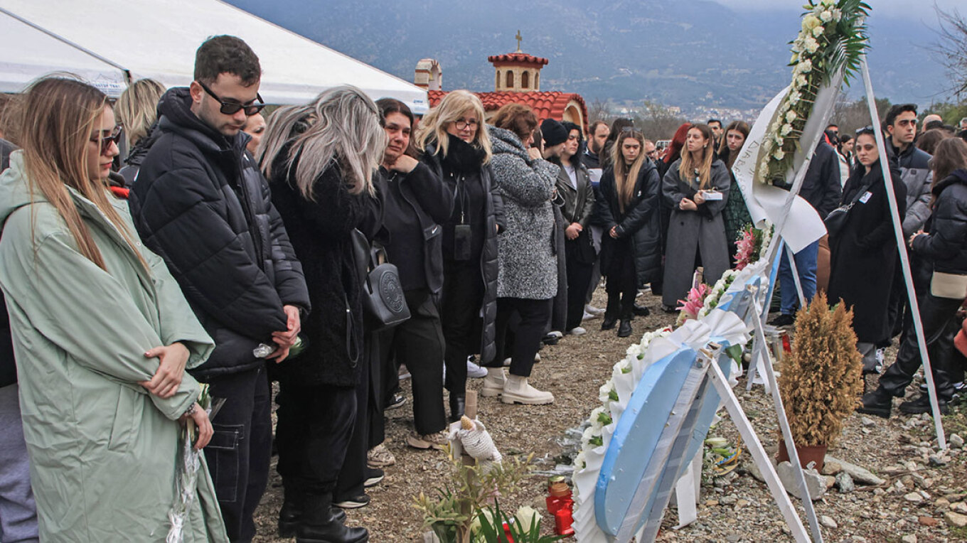 «Το νεκροταφείο έγινε σπίτι μας και το σπίτι μας νεκροταφείο» - Ο σπαραγμός των μανάδων στο ετήσιο μνημόσυνο στα Τέμπη