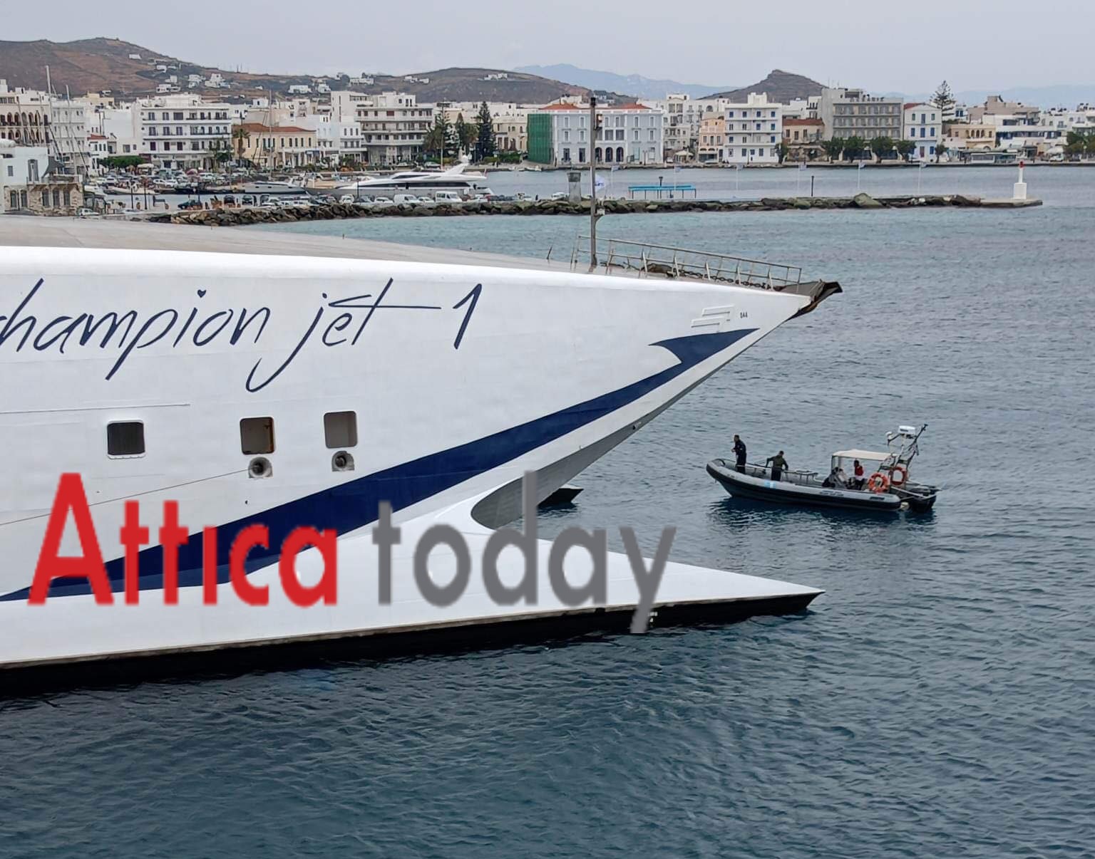 Σύγκρουση δύο πλοίων στο λιμάνι της Τήνου 