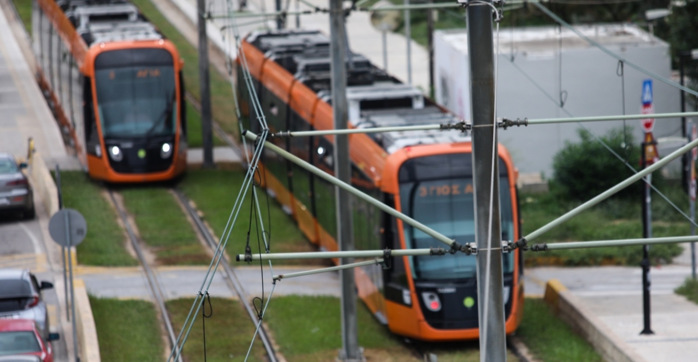 Άνδρας έπεσε στις γραμμές του τραμ στον σταθμό Φιξ