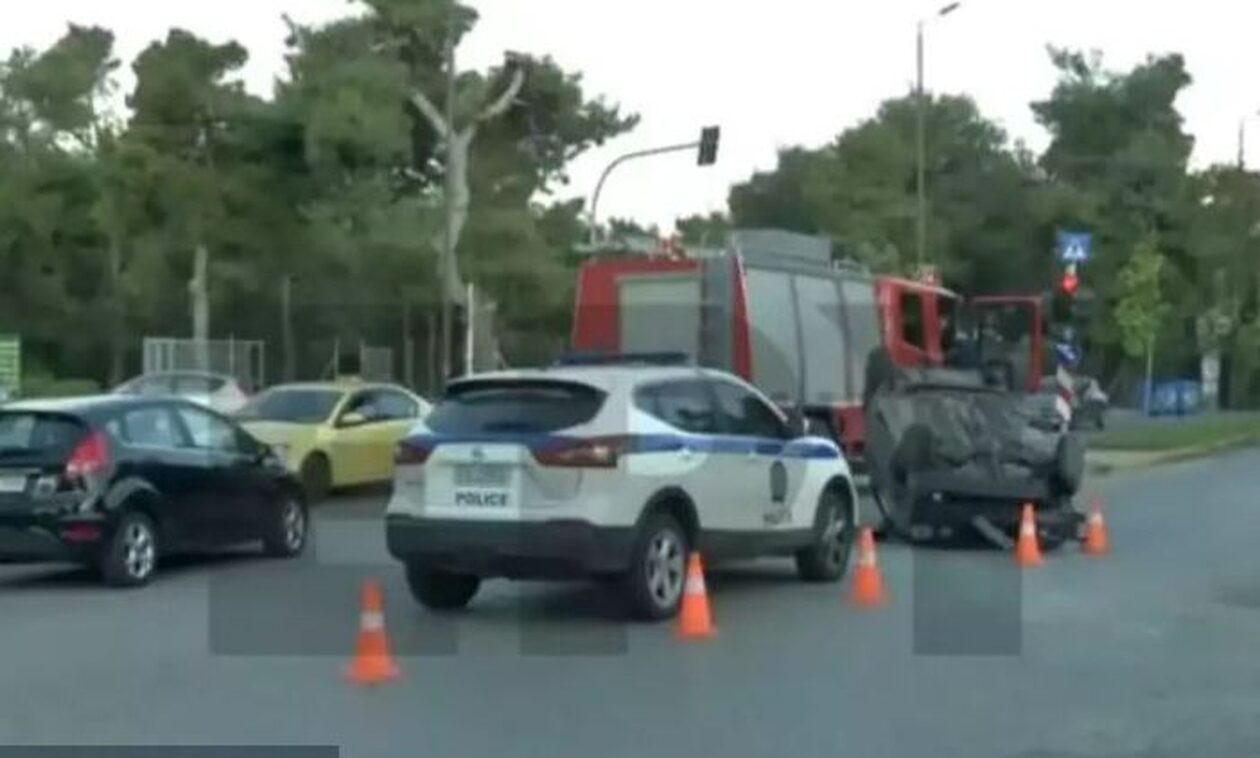 Τροχαίο στη Μαραθώνος: Αυτοκίνητο χτύπησε σε ΚΑΦΑΟ και αναποδογύρισε στη μέση του δρόμου