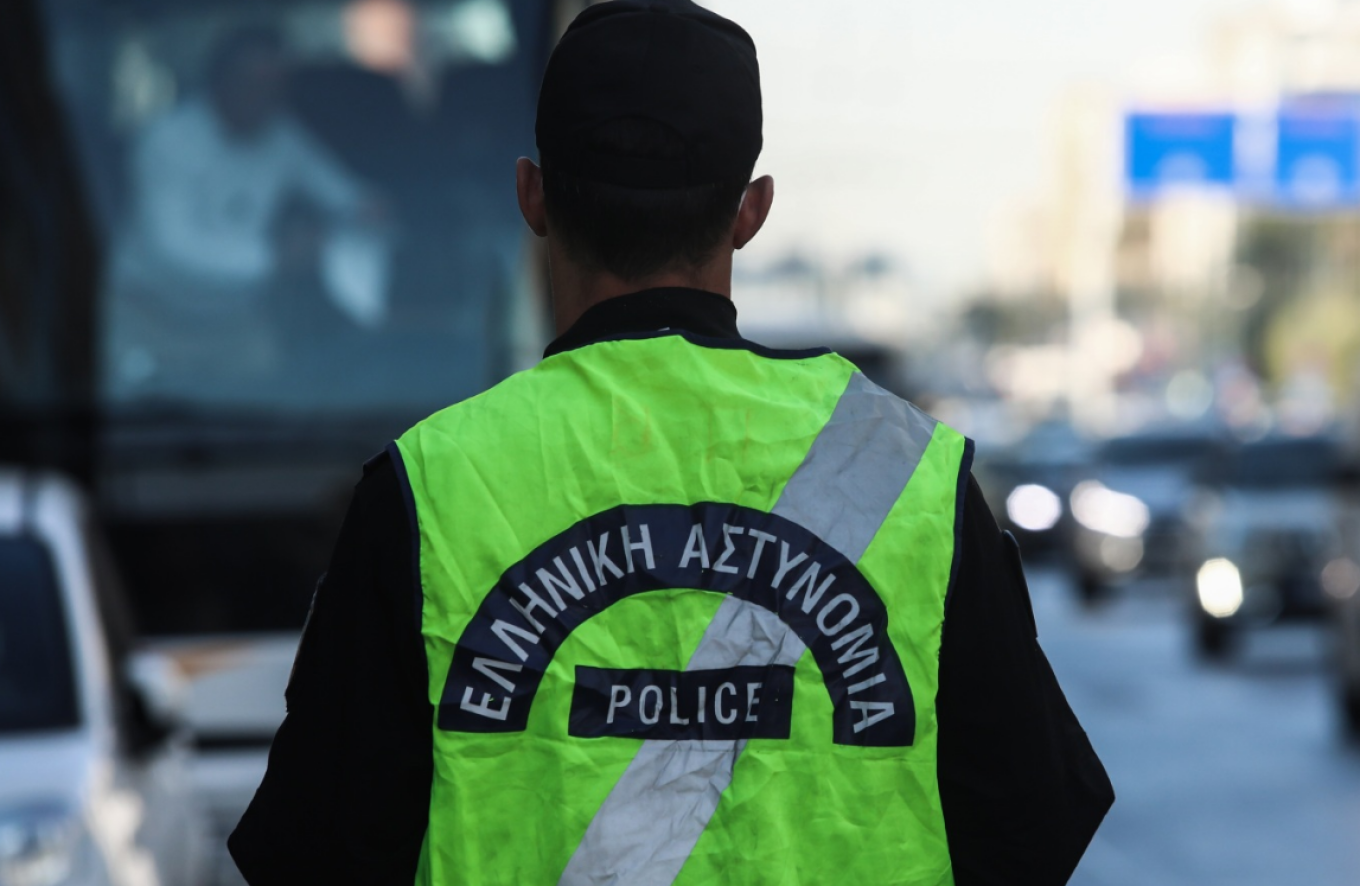 Σοβαρό τροχαίο με τραυματία στις Αφίδνες - Αυξημένη κίνηση στο ρεύμα προς Αθήνα μετά από ανατροπή οχήματος