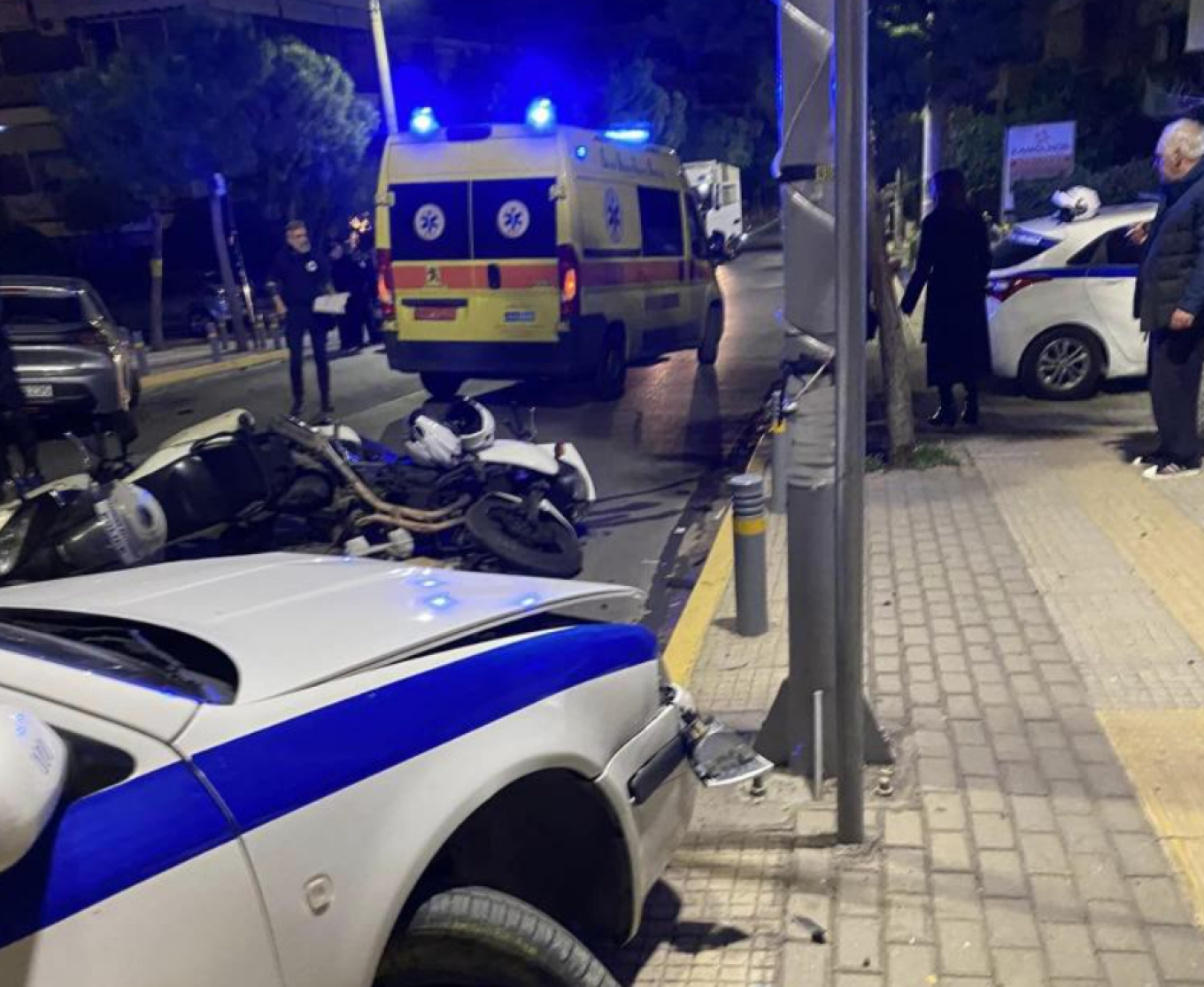 Τροχαίο τα ξημερώματα στον Άλιμο - Όχημα έπεσε πάνω σε μοτοσικλέτες ΔΙΑΣ