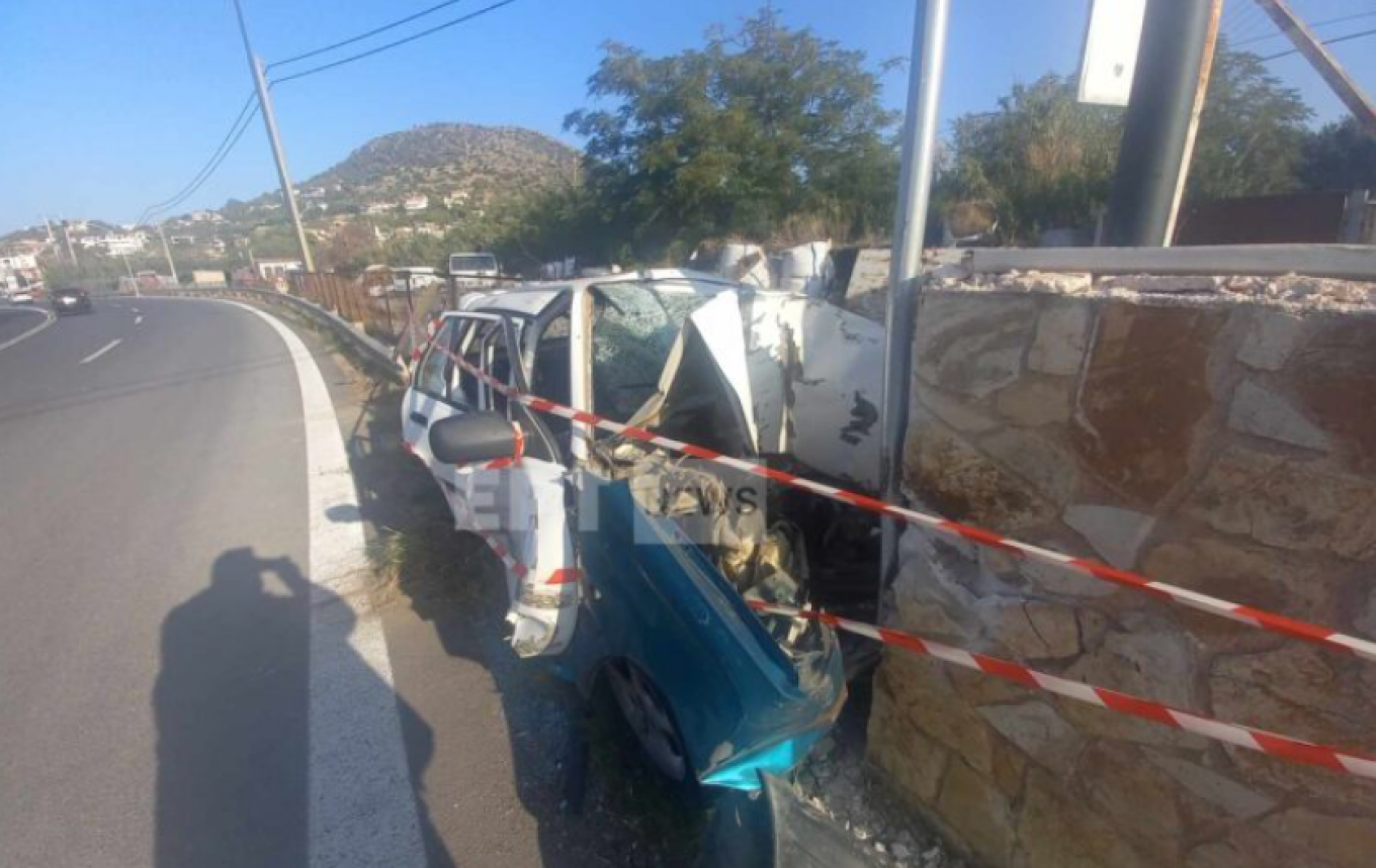 Τροχαίο στη λεωφόρο Αθηνών Σουνίου - Αυτοκίνητο «καρφώθηκε» σε τοίχο